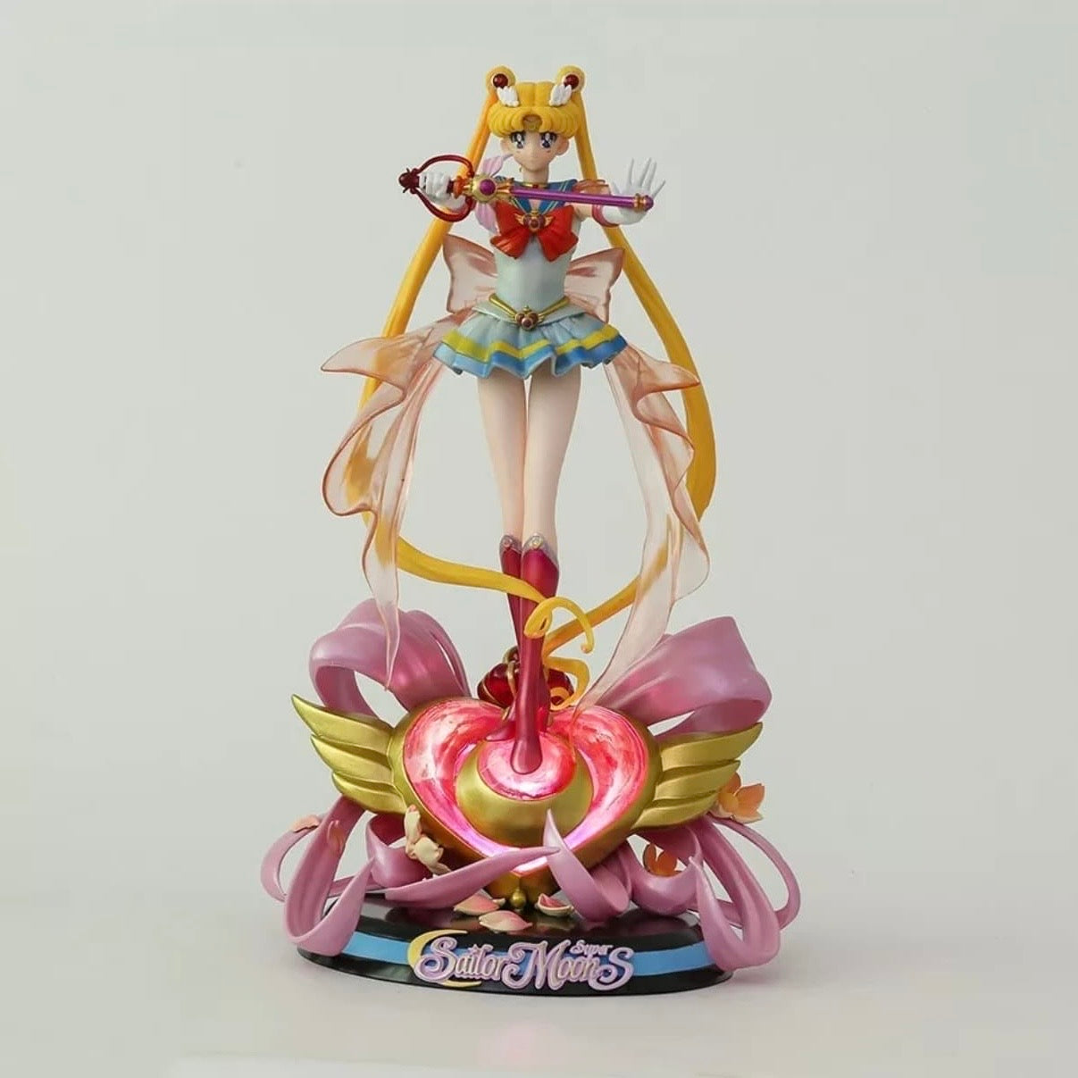 Sailor Moon Eternal – Action Figure Deluxe con Base Cuore Illuminata (Edizione da Collezione) - Nerd Lab