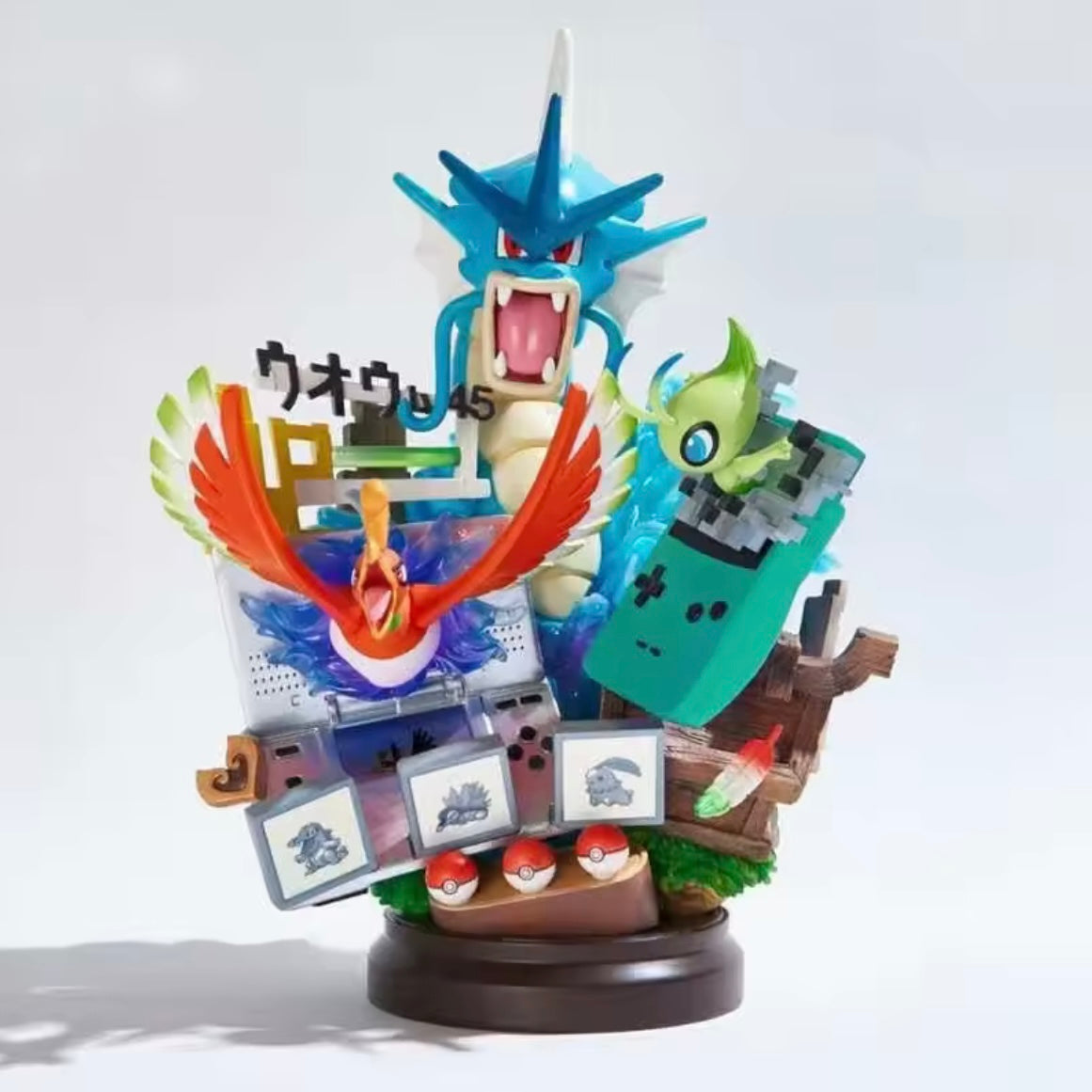 Statua Pokémon Nostalgia Game Boy – Ho-Oh, Gyarados & Celebi | Diorama 24cm con Console e Pokédex - Nerd Lab