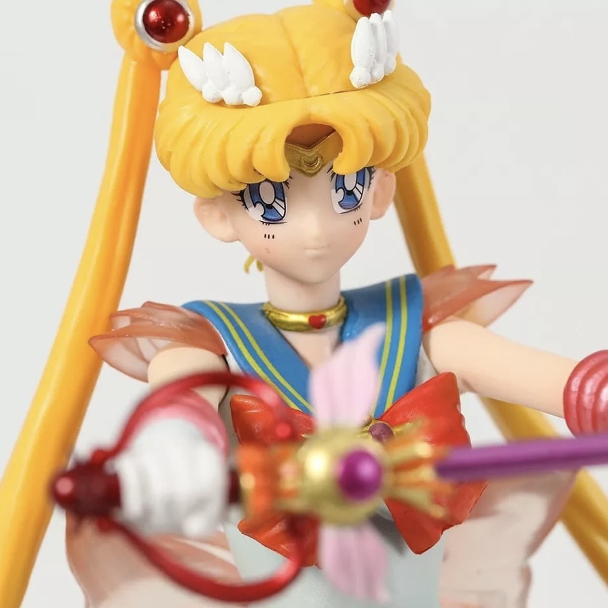 Sailor Moon Eternal – Action Figure Deluxe con Base Cuore Illuminata (Edizione da Collezione) - Nerd Lab