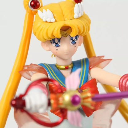 Sailor Moon Eternal – Action Figure Deluxe con Base Cuore Illuminata (Edizione da Collezione) - Nerd Lab