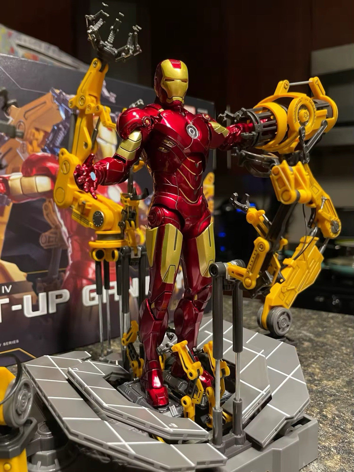 Action Figure Iron Man Mk 4 Suit-up Gantry Avengers The Infinity Saga Scala New