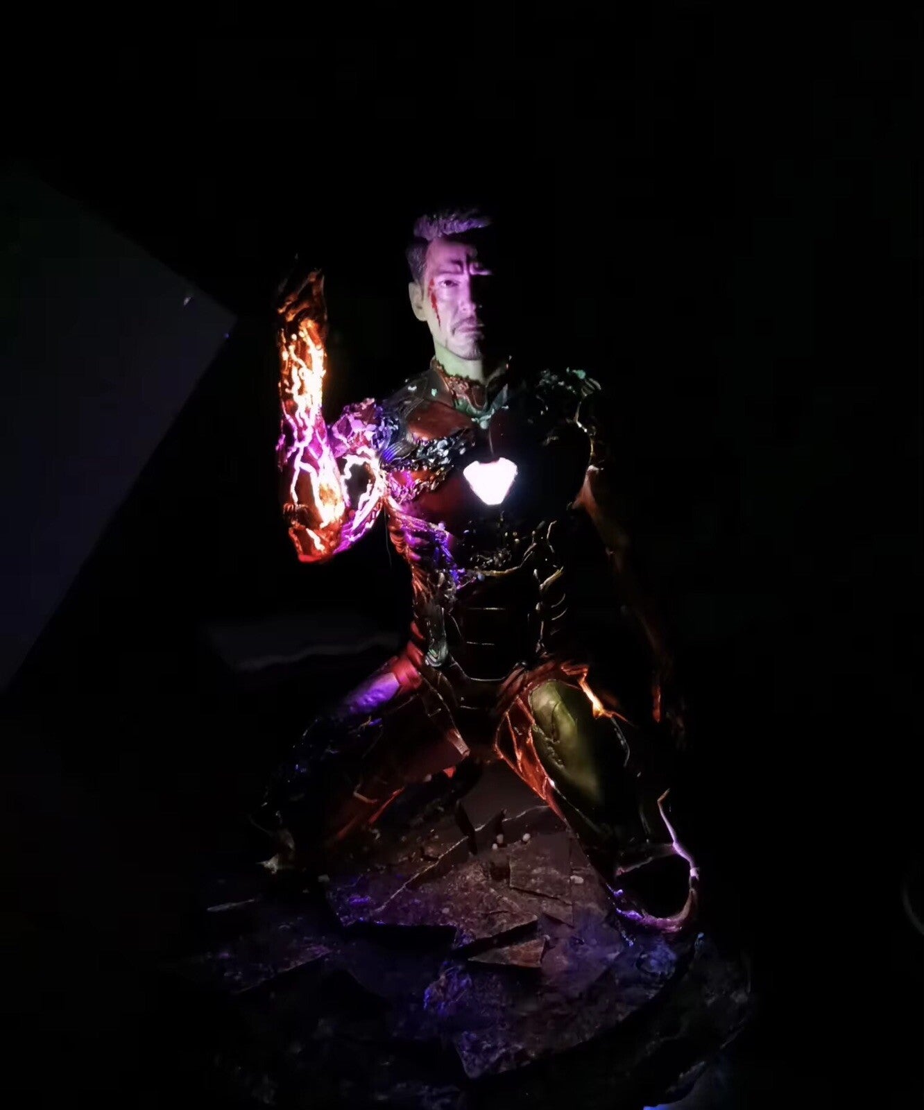 Action Figure Avengers Endgame Iron Man Mk85 Statua Luminosa Da Collezione Hero