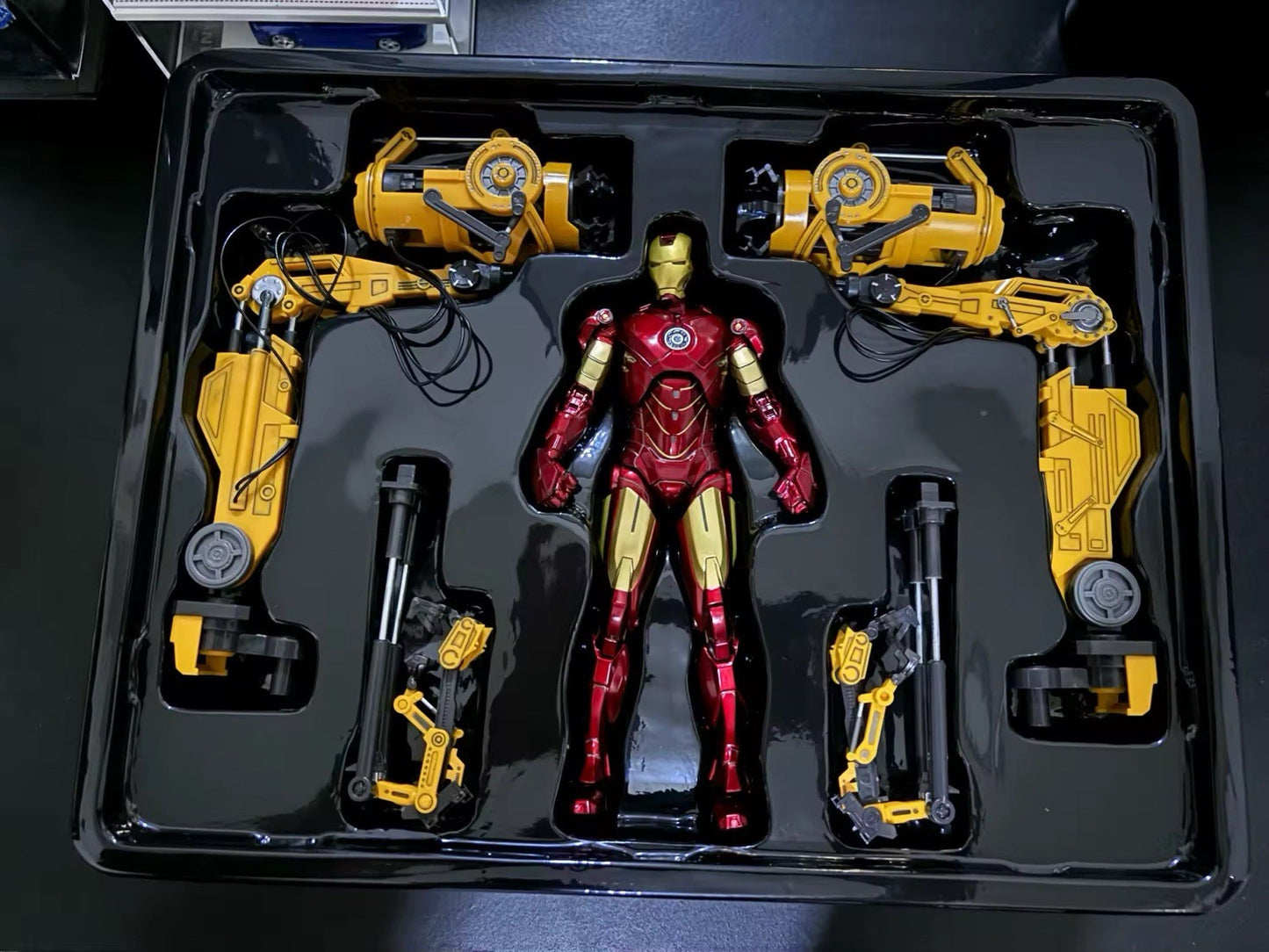 Action Figure Iron Man Mk 4 Suit-up Gantry Avengers The Infinity Saga Scala New