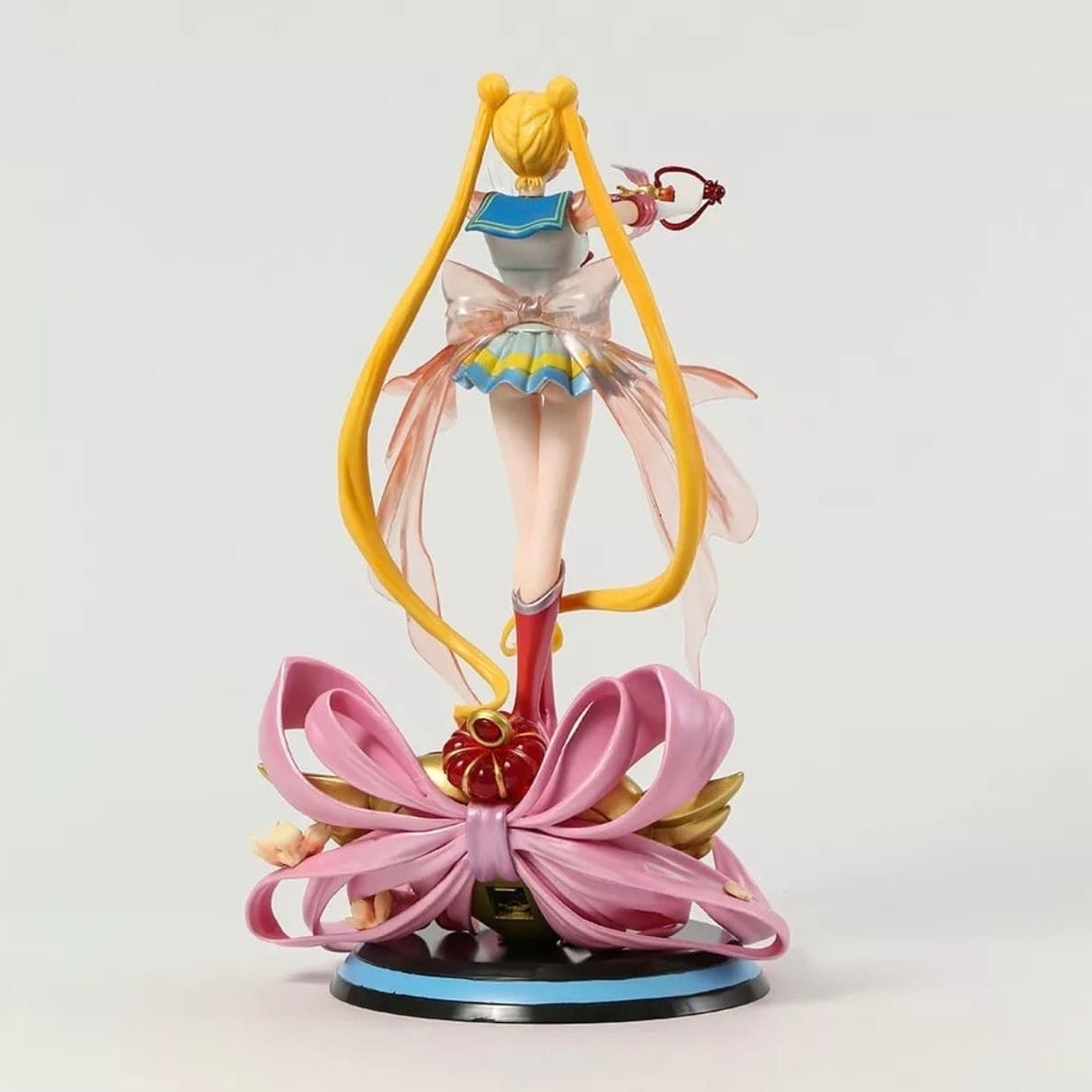 Sailor Moon Eternal – Action Figure Deluxe con Base Cuore Illuminata (Edizione da Collezione) - Nerd Lab