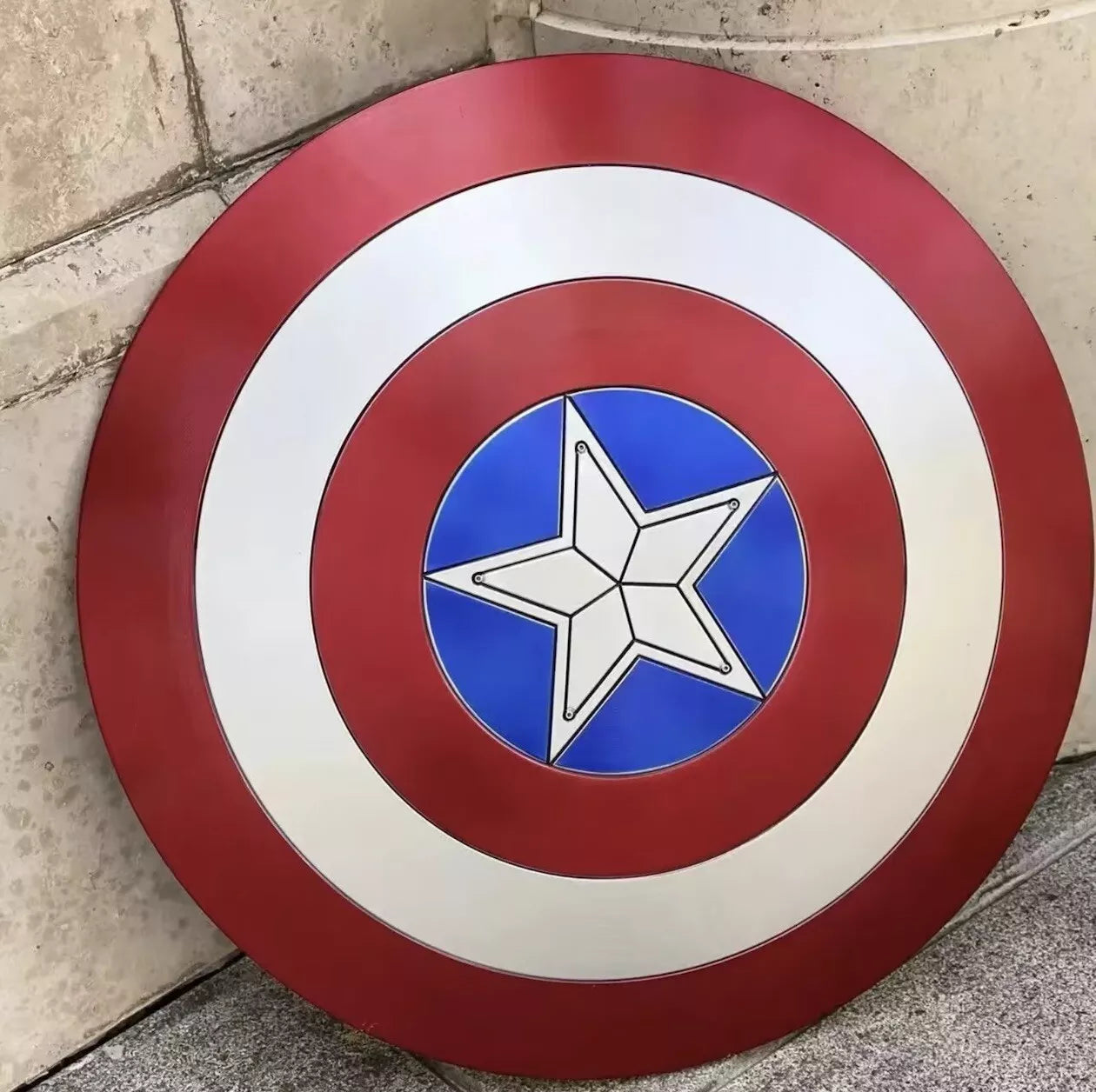 Scudo Captain America con Finitura in Metallo – Replica 1:1 da Collezione 50cm - Nerd Lab